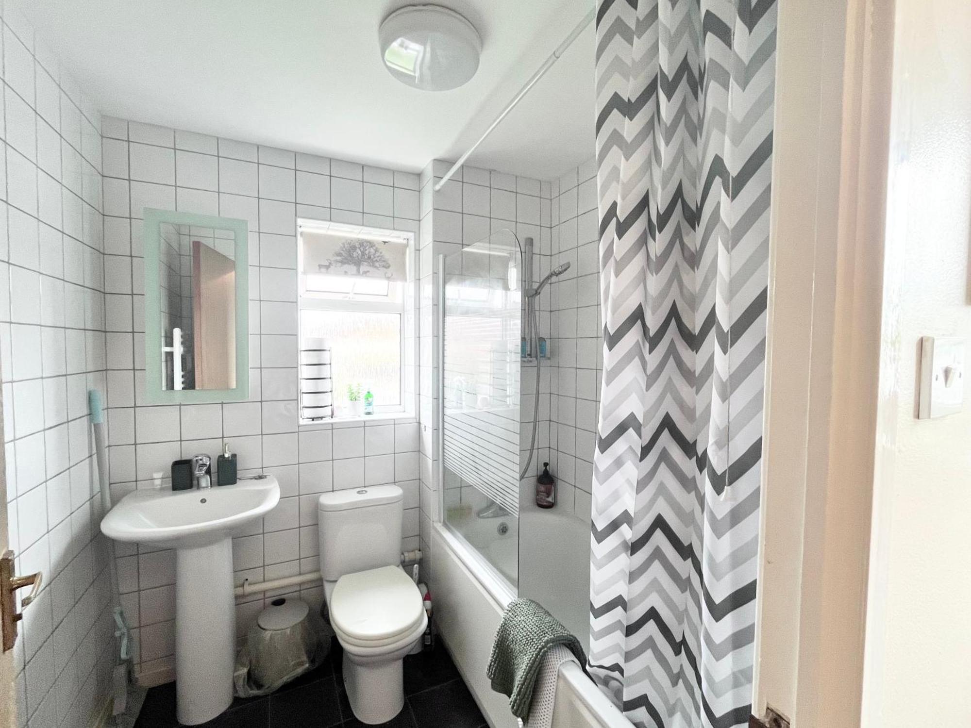 Lush House Close To Ashford Town Centre With Driveway Exterior foto